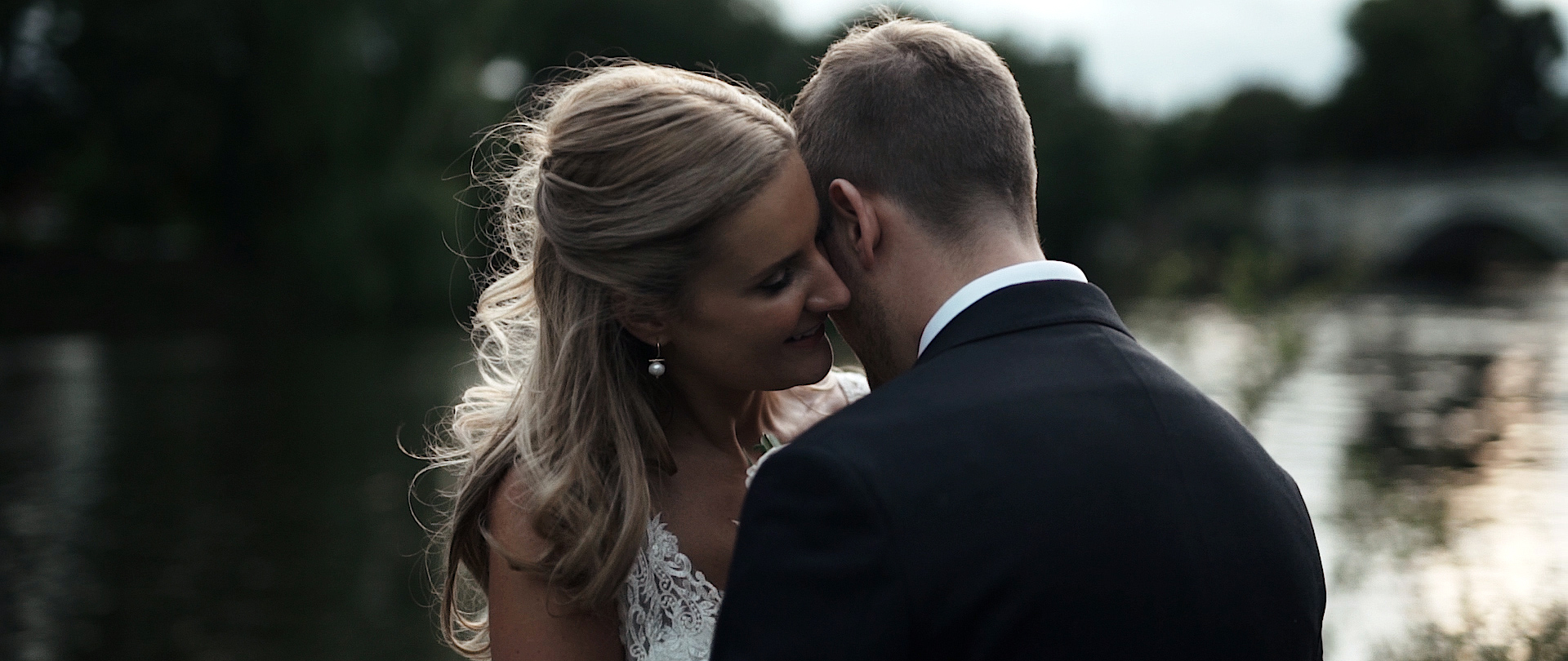 Couple on their wedding day at the thames, london